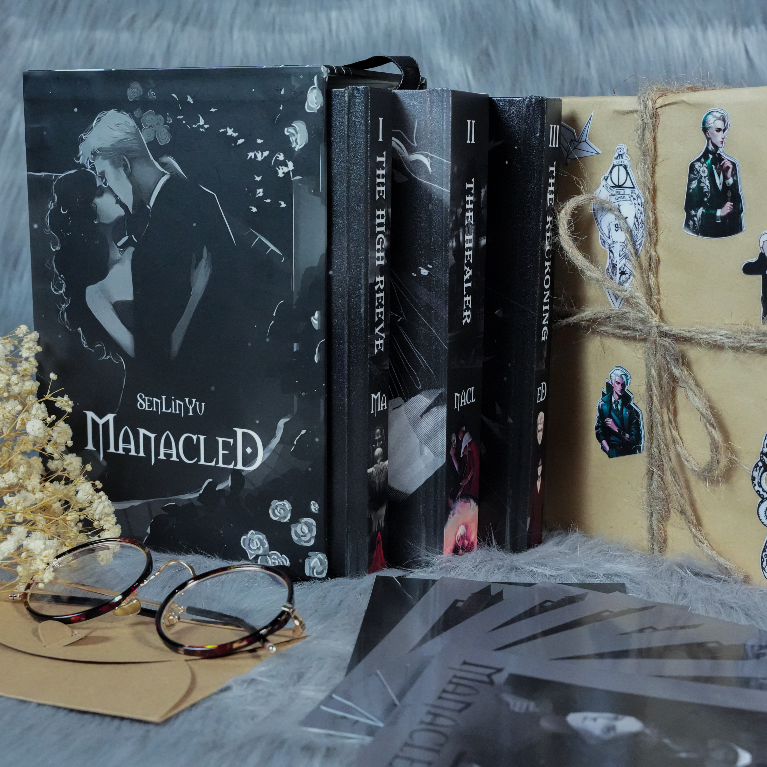 Manacled Book – Complete 3-Book Set by Senlinyu | Collector’s Fanfiction Edition | Posters & Bookmarks Included